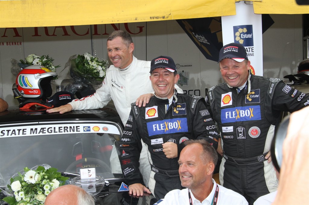 Tom Kristensen og hans team ser ikke overraskende svært glade ud efter sejren.
(Foto: Motorsporten.dk)